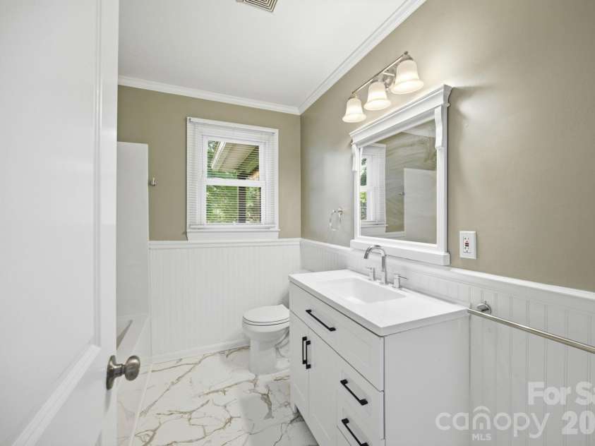 3123 Castle Avenue, Hickory, NC 28601.  MLS# CAR4404903, YatesRealty ID 41516. 