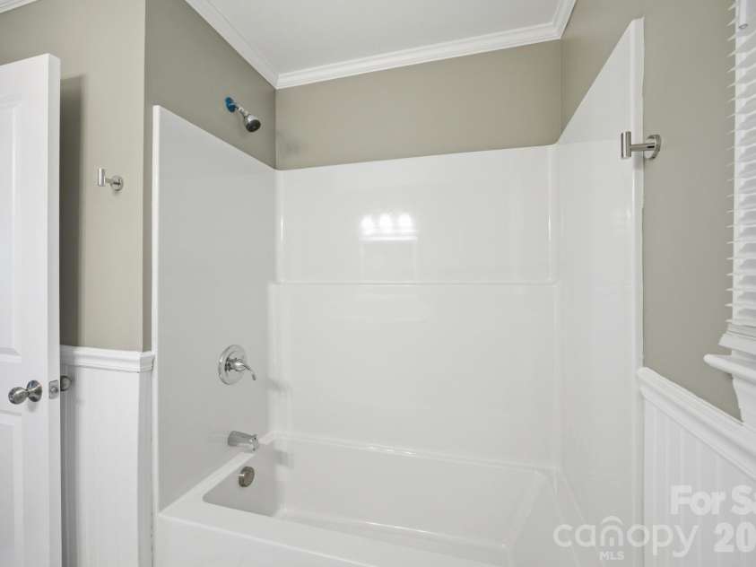 3123 Castle Avenue, Hickory, NC 28601.  MLS# CAR4404903, YatesRealty ID 41516. 