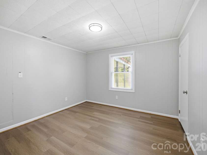 3123 Castle Avenue, Hickory, NC 28601.  MLS# CAR4404903, YatesRealty ID 41516. 