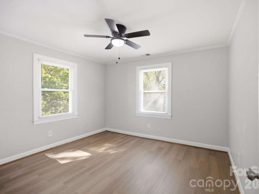 3123 Castle Avenue, Hickory, NC 28601.  MLS# CAR4404903, YatesRealty ID 41516. 
