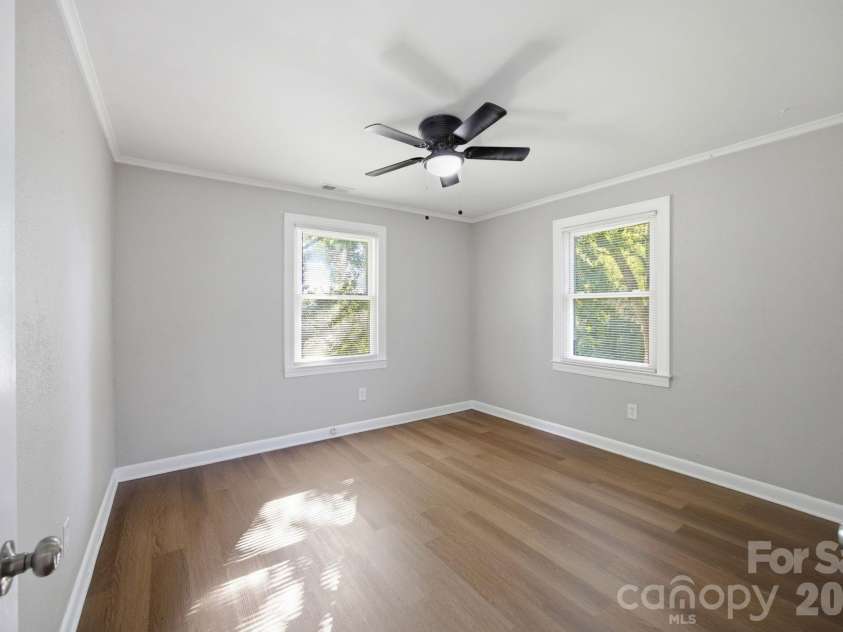 3123 Castle Avenue, Hickory, NC 28601.  MLS# CAR4404903, YatesRealty ID 41516. 