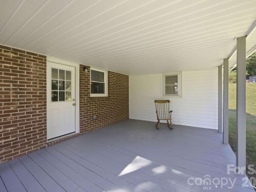 3123 Castle Avenue, Hickory, NC 28601.  MLS# CAR4404903, YatesRealty ID 41516. 