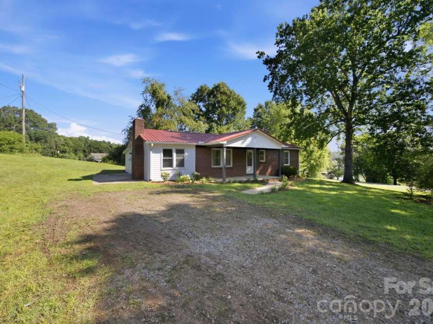 3123 Castle Avenue, Hickory, NC 28601.  MLS# CAR4404903, YatesRealty ID 41516. 