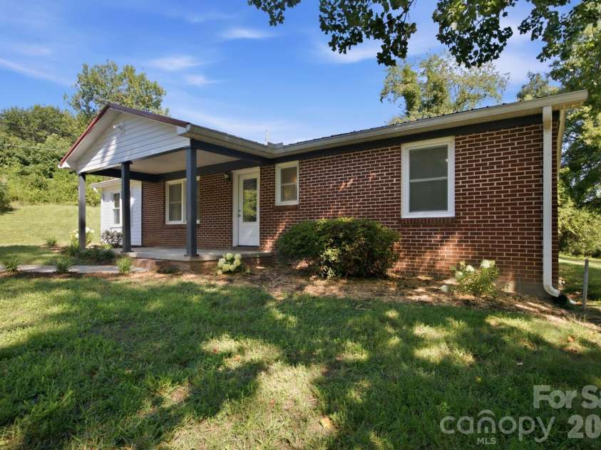3123 Castle Avenue, Hickory, NC 28601.  MLS# CAR4404903, YatesRealty ID 41516. 