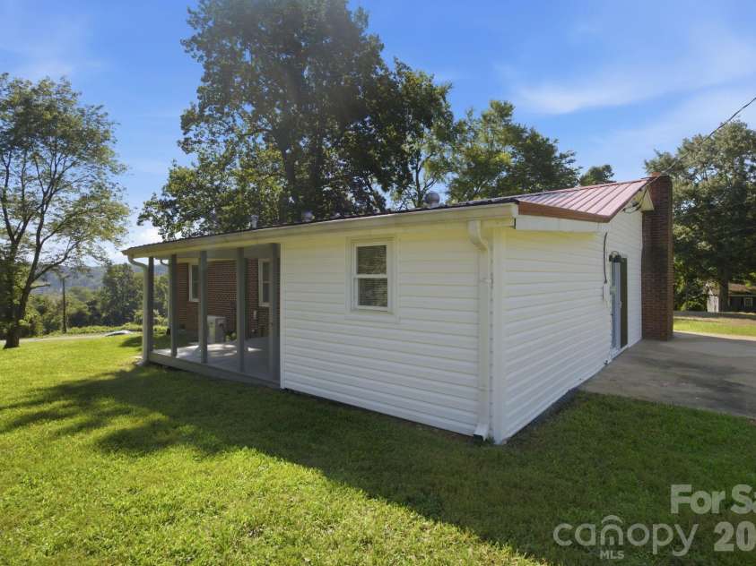 3123 Castle Avenue, Hickory, NC 28601.  MLS# CAR4404903, YatesRealty ID 41516. 