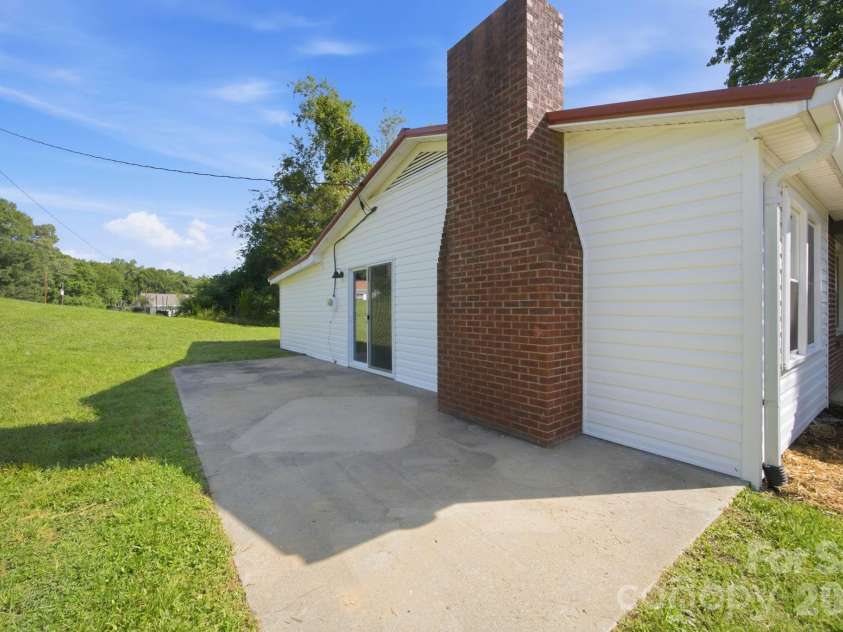 3123 Castle Avenue, Hickory, NC 28601.  MLS# CAR4404903, YatesRealty ID 41516. 