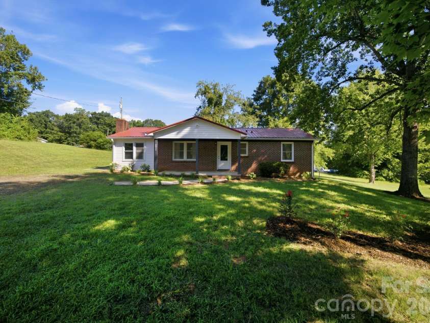 3123 Castle Avenue, Hickory, NC 28601.  MLS# CAR4404903, YatesRealty ID 41516. 