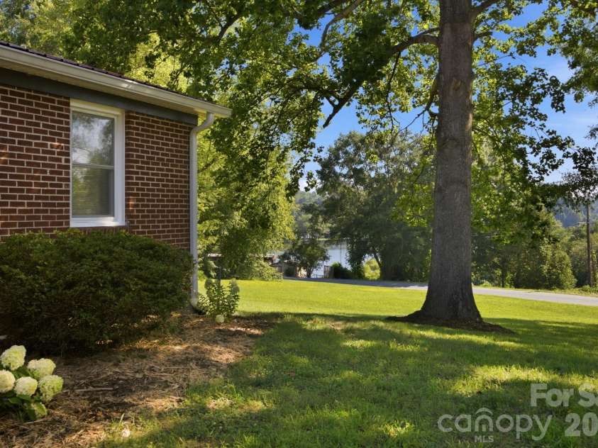3123 Castle Avenue, Hickory, NC 28601.  MLS# CAR4404903, YatesRealty ID 41516. 