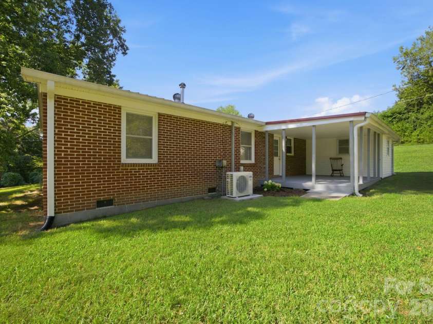 3123 Castle Avenue, Hickory, NC 28601.  MLS# CAR4404903, YatesRealty ID 41516. 