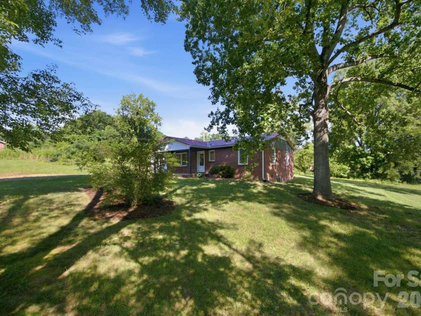 3123 Castle Avenue, Hickory, NC 28601.  MLS# CAR4404903, YatesRealty ID 41516. 