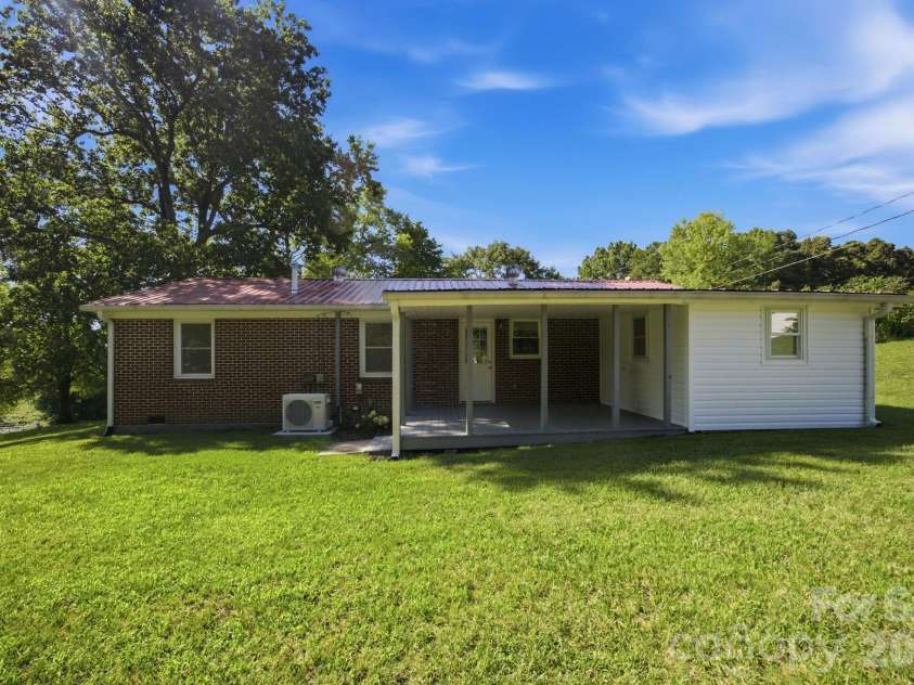 3123 Castle Avenue, Hickory, NC 28601.  MLS# CAR4404903, YatesRealty ID 41516. 