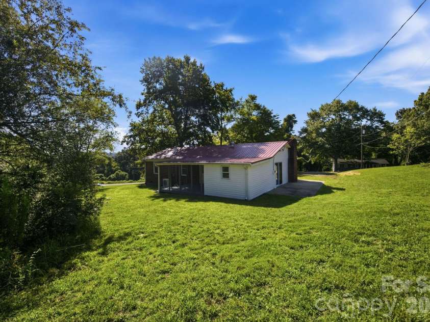 3123 Castle Avenue, Hickory, NC 28601.  MLS# CAR4404903, YatesRealty ID 41516. 