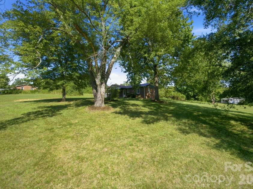 3123 Castle Avenue, Hickory, NC 28601.  MLS# CAR4404903, YatesRealty ID 41516. 