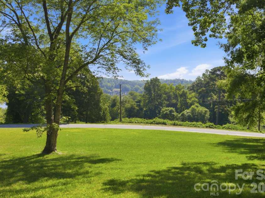3123 Castle Avenue, Hickory, NC 28601.  MLS# CAR4404903, YatesRealty ID 41516. 