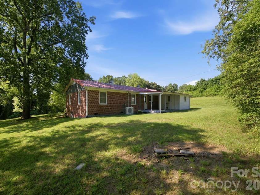 3123 Castle Avenue, Hickory, NC 28601.  MLS# CAR4404903, YatesRealty ID 41516. 