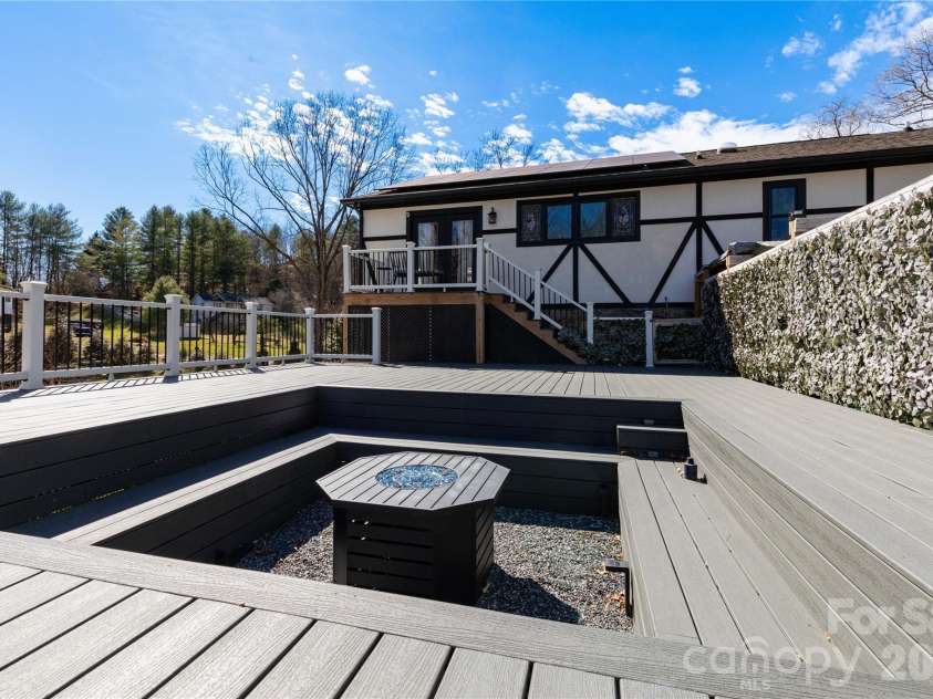 5 Northlake Drive, Weaverville, NC 28787.  MLS# CAR4407082, YatesRealty ID 41518. 