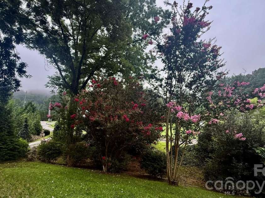5 Northlake Drive, Weaverville, NC 28787.  MLS# CAR4407082, YatesRealty ID 41518. 