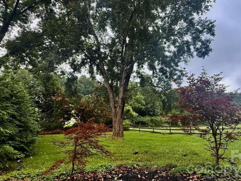 5 Northlake Drive, Weaverville, NC 28787.  MLS# CAR4407082, YatesRealty ID 41518. 
