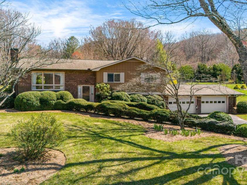 105 White Oak Circle, Black Mountain, NC 28711.  MLS# CAR4242079, YatesRealty ID 4152. 