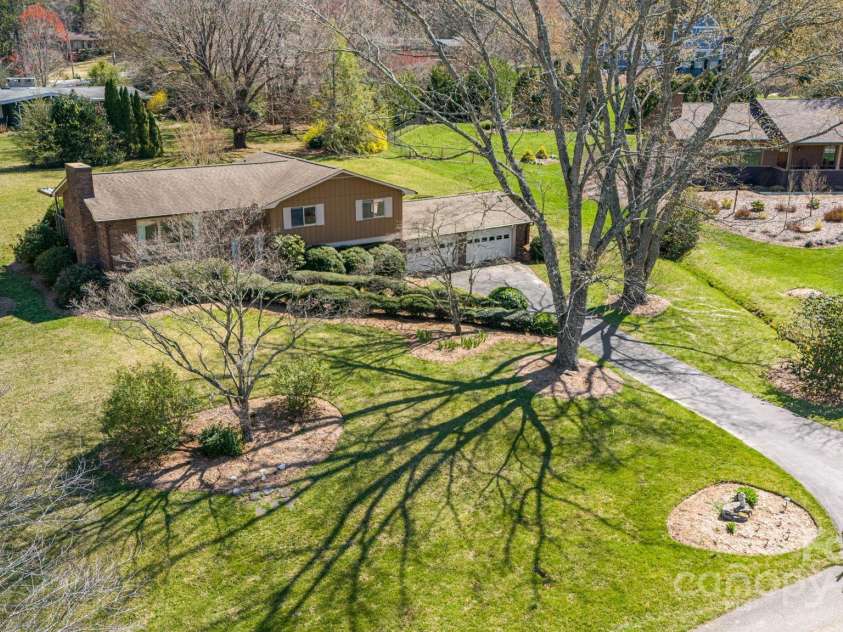105 White Oak Circle, Black Mountain, NC 28711.  MLS# CAR4242079, YatesRealty ID 4152. 