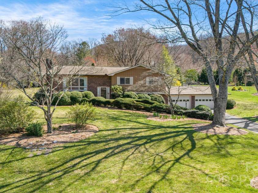 105 White Oak Circle, Black Mountain, NC 28711.  MLS# CAR4242079, YatesRealty ID 4152. 