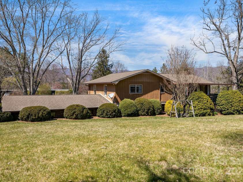 105 White Oak Circle, Black Mountain, NC 28711.  MLS# CAR4242079, YatesRealty ID 4152. 