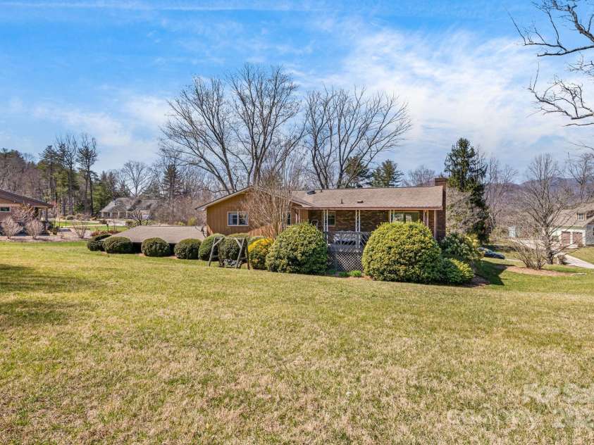 105 White Oak Circle, Black Mountain, NC 28711.  MLS# CAR4242079, YatesRealty ID 4152. 