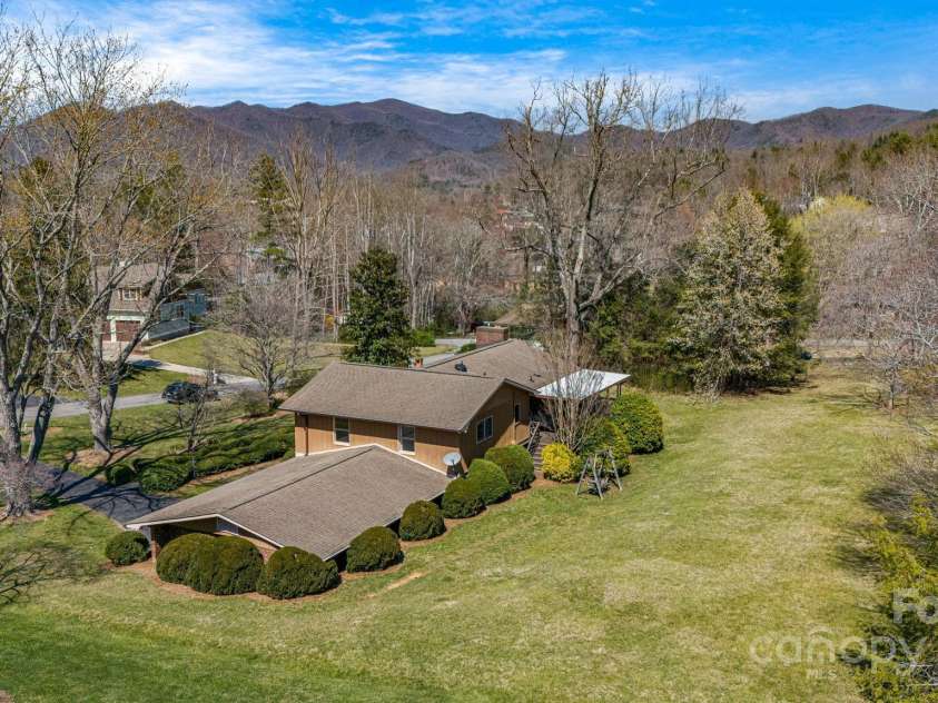 105 White Oak Circle, Black Mountain, NC 28711.  MLS# CAR4242079, YatesRealty ID 4152. 