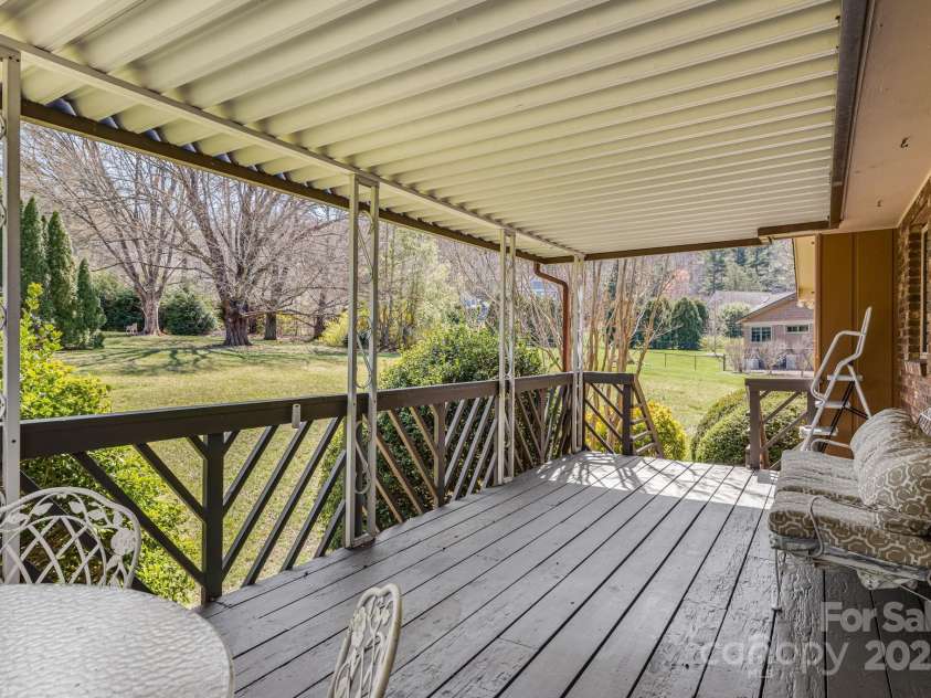 105 White Oak Circle, Black Mountain, NC 28711.  MLS# CAR4242079, YatesRealty ID 4152. 