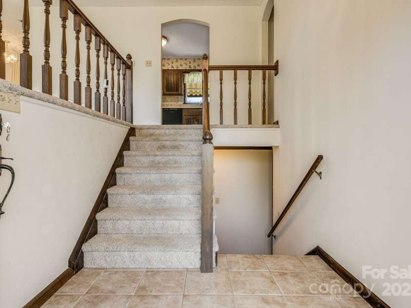 105 White Oak Circle, Black Mountain, NC 28711.  MLS# CAR4242079, YatesRealty ID 4152. 