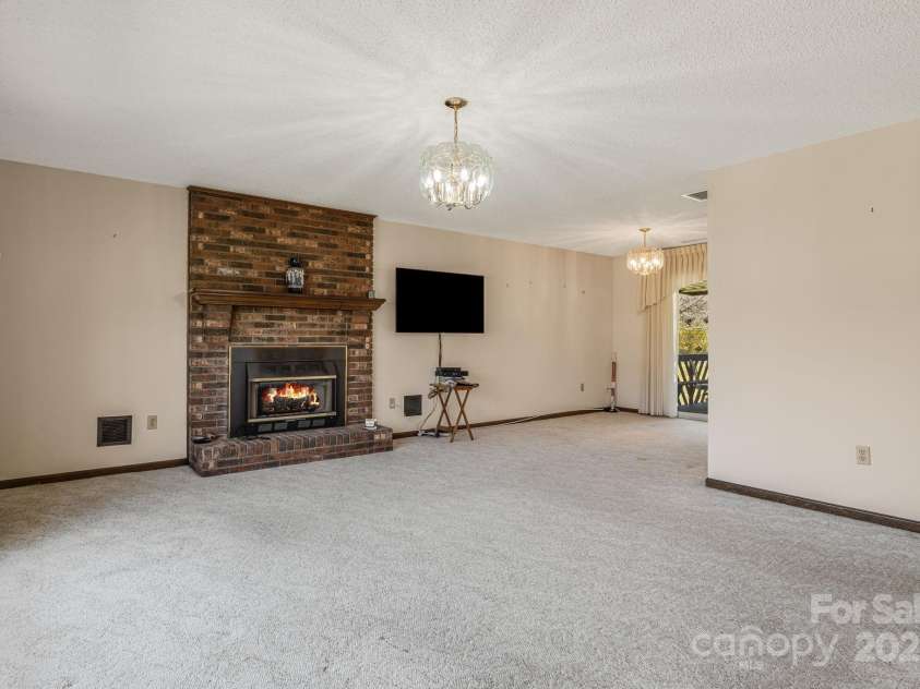105 White Oak Circle, Black Mountain, NC 28711.  MLS# CAR4242079, YatesRealty ID 4152. 