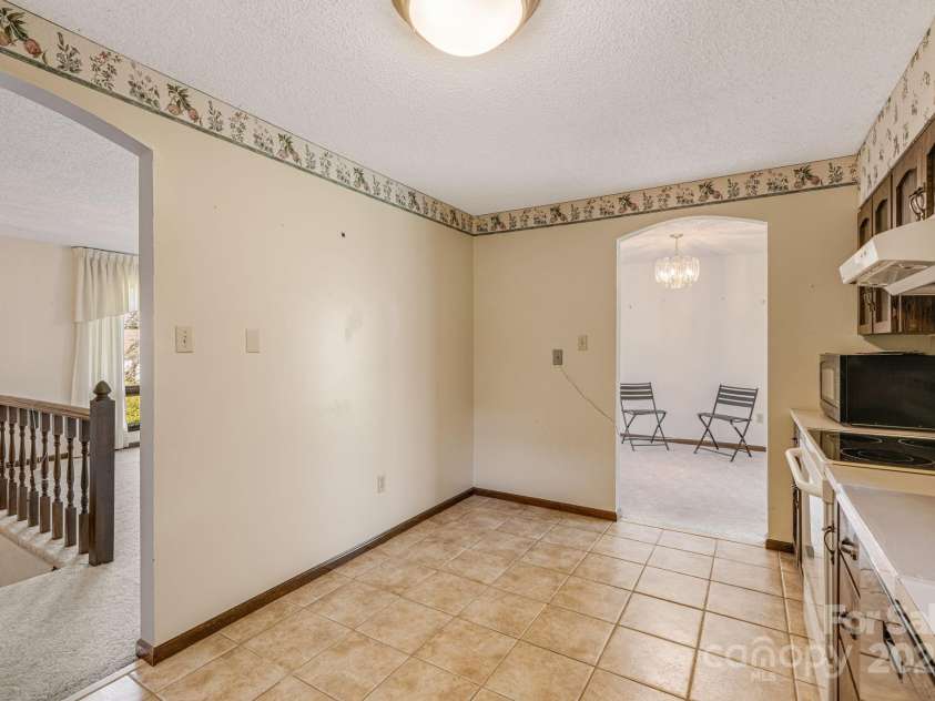105 White Oak Circle, Black Mountain, NC 28711.  MLS# CAR4242079, YatesRealty ID 4152. 