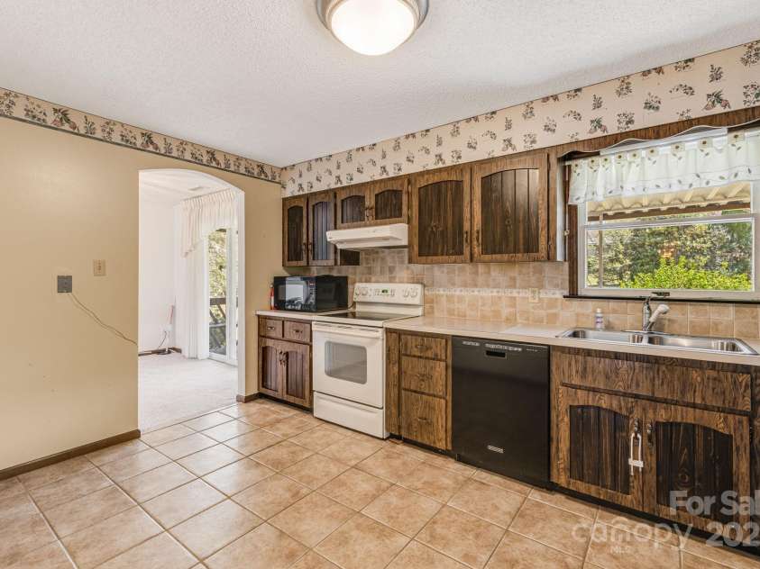105 White Oak Circle, Black Mountain, NC 28711.  MLS# CAR4242079, YatesRealty ID 4152. 
