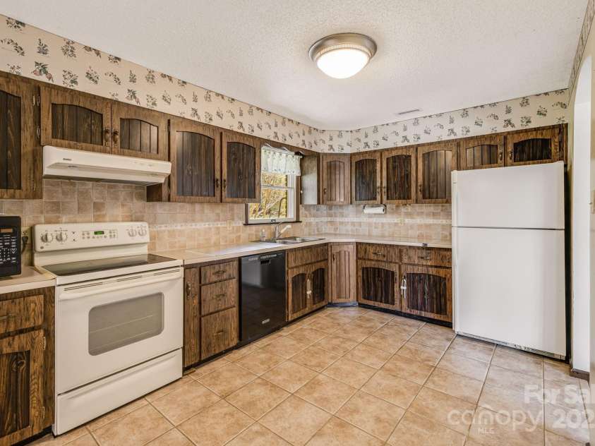 105 White Oak Circle, Black Mountain, NC 28711.  MLS# CAR4242079, YatesRealty ID 4152. 