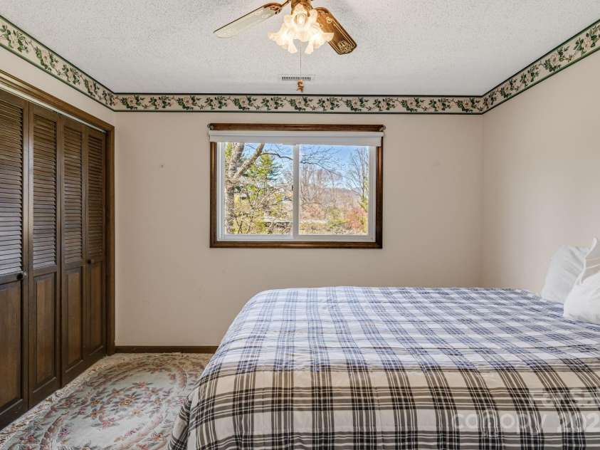105 White Oak Circle, Black Mountain, NC 28711.  MLS# CAR4242079, YatesRealty ID 4152. 