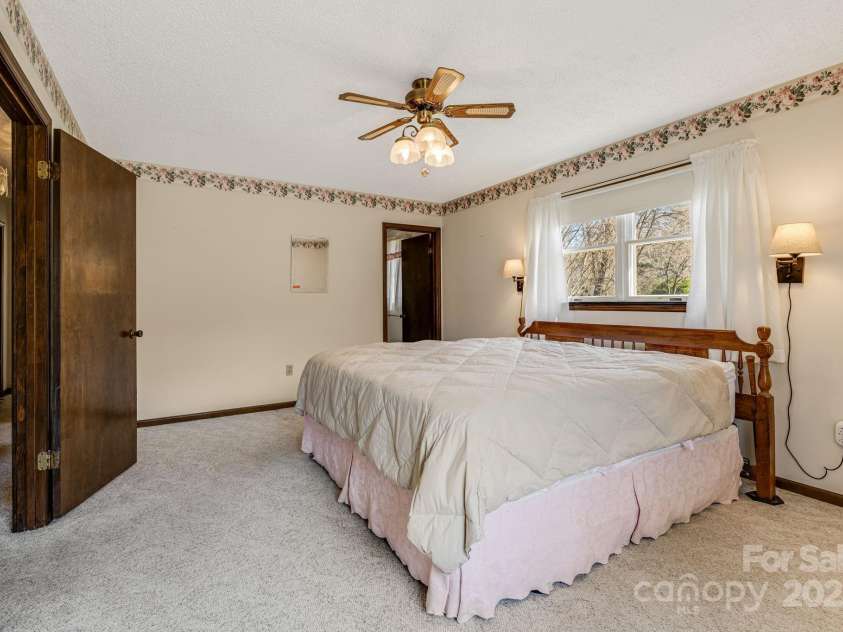 105 White Oak Circle, Black Mountain, NC 28711.  MLS# CAR4242079, YatesRealty ID 4152. 