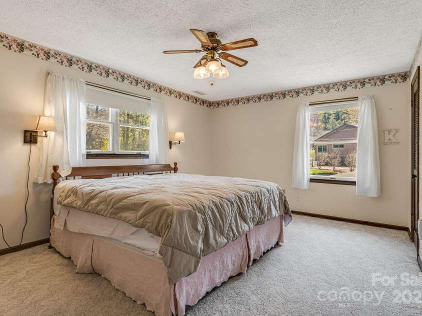 105 White Oak Circle, Black Mountain, NC 28711.  MLS# CAR4242079, YatesRealty ID 4152. 