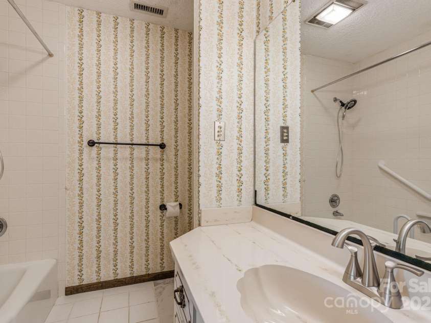 105 White Oak Circle, Black Mountain, NC 28711.  MLS# CAR4242079, YatesRealty ID 4152. 