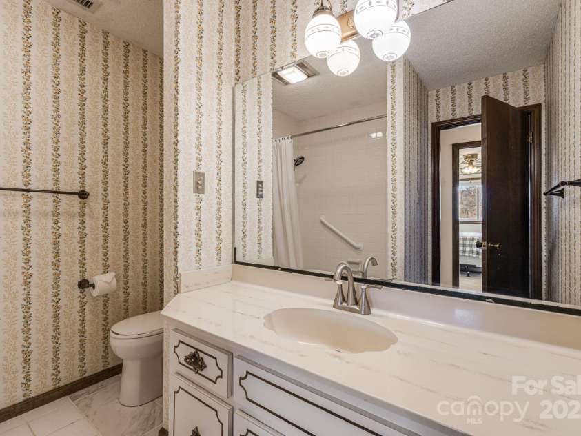 105 White Oak Circle, Black Mountain, NC 28711.  MLS# CAR4242079, YatesRealty ID 4152. 