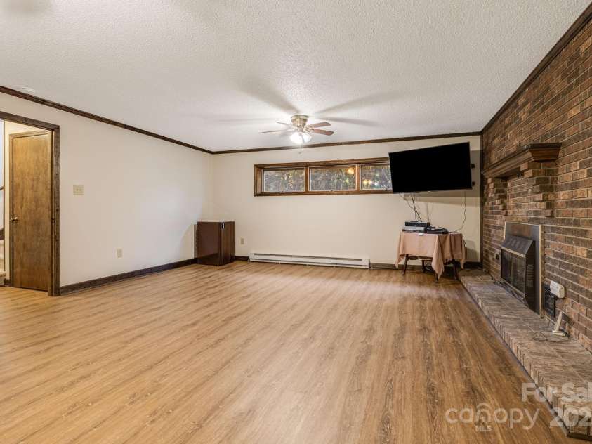105 White Oak Circle, Black Mountain, NC 28711.  MLS# CAR4242079, YatesRealty ID 4152. 