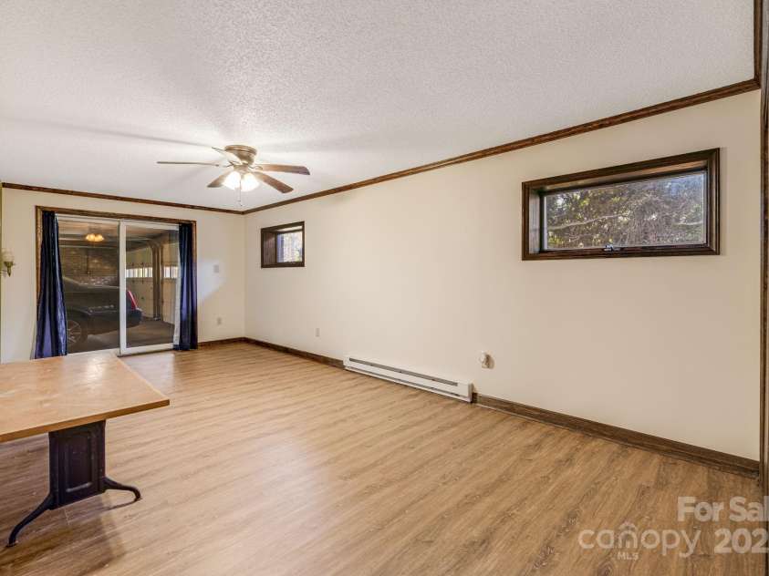 105 White Oak Circle, Black Mountain, NC 28711.  MLS# CAR4242079, YatesRealty ID 4152. 