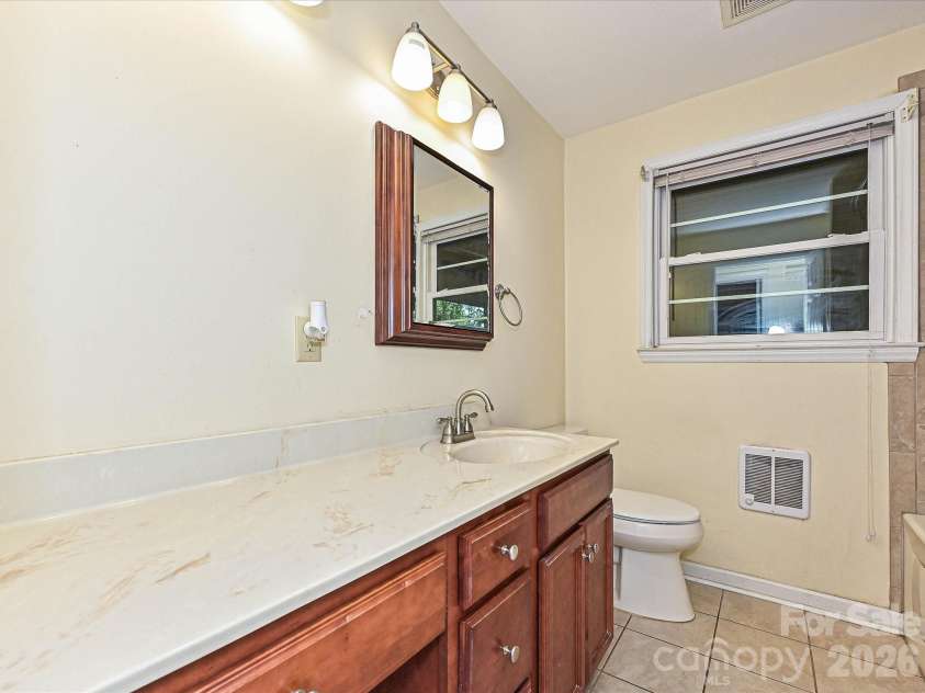3000 Barfield Drive, Charlotte, NC 28217.  MLS# CAR4400815, YatesRealty ID 41520. Full Bathroom