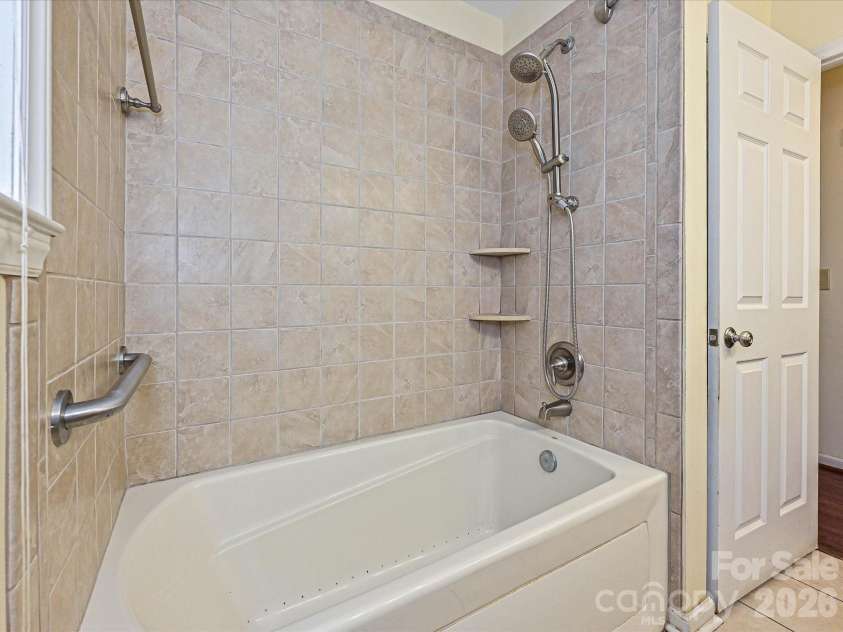 3000 Barfield Drive, Charlotte, NC 28217.  MLS# CAR4400815, YatesRealty ID 41520. Full Bathroom