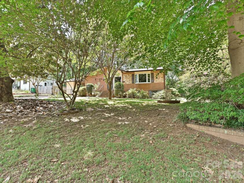 3000 Barfield Drive, Charlotte, NC 28217.  MLS# CAR4400815, YatesRealty ID 41520. Welcome Home