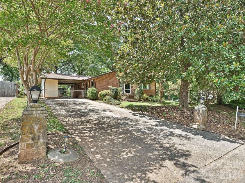 3000 Barfield Drive, Charlotte, NC 28217.  MLS# CAR4400815, YatesRealty ID 41520. Welcome Home