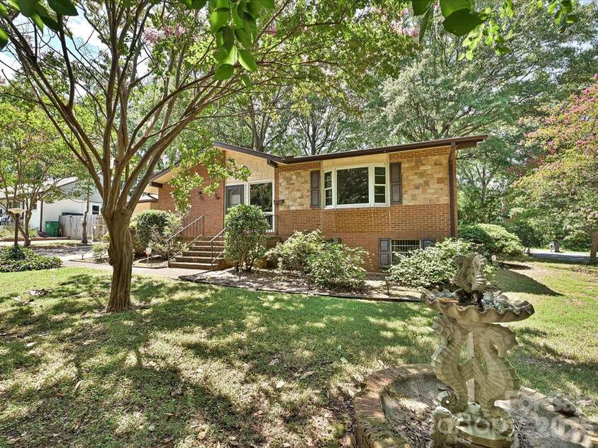 3000 Barfield Drive, Charlotte, NC 28217.  MLS# CAR4400815, YatesRealty ID 41520. Welcome Home