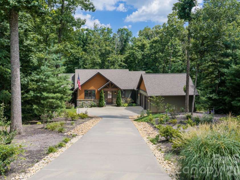 403 Thunder Mountain Road, Hendersonville, NC 28792.  MLS# CAR4399888, YatesRealty ID 41527. 