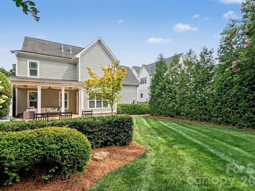 2914 Windsor Avenue, Charlotte, NC 28209.  MLS# CAR4409213, YatesRealty ID 41528. Beautifully manicured back yard