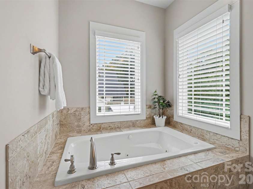 2914 Windsor Avenue, Charlotte, NC 28209.  MLS# CAR4409213, YatesRealty ID 41528. Large, jetted tub