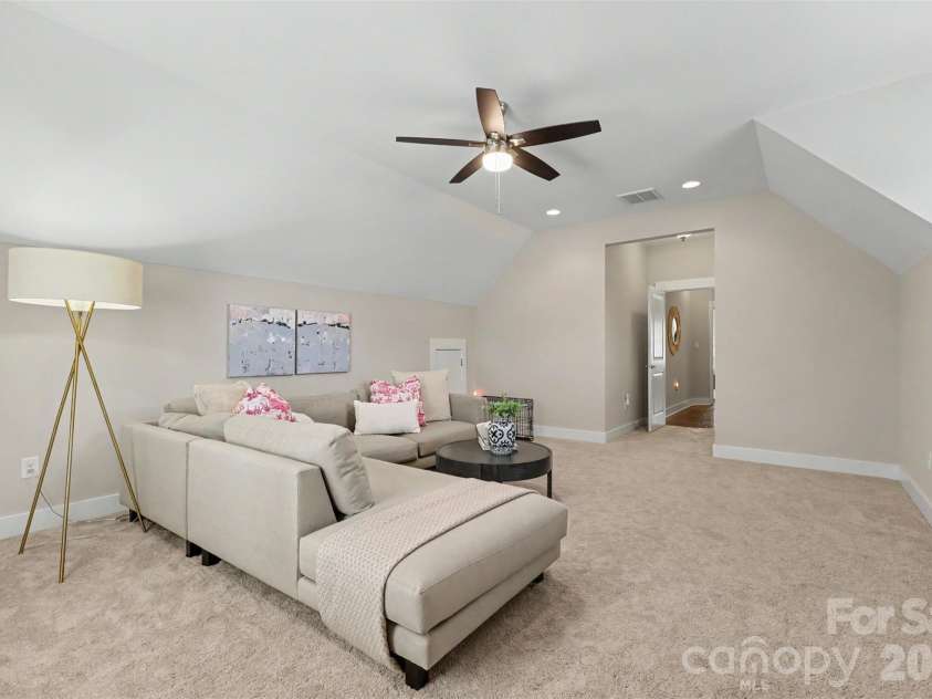 2914 Windsor Avenue, Charlotte, NC 28209.  MLS# CAR4409213, YatesRealty ID 41528. Large, versatile space